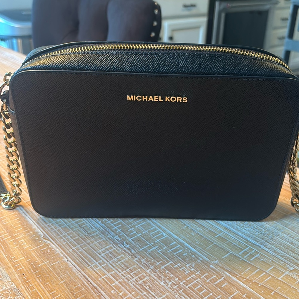 Michael Kors cross body purse. Black. Like new.